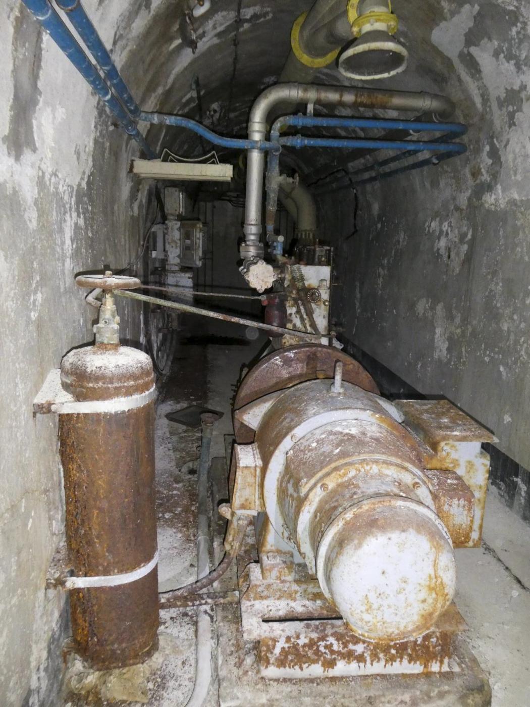 Ligne Maginot - COL DE GARDE (G) - EO10 - (Abri actif) - L'usine électrique - ELLENA Daniel - CUNY Philippe