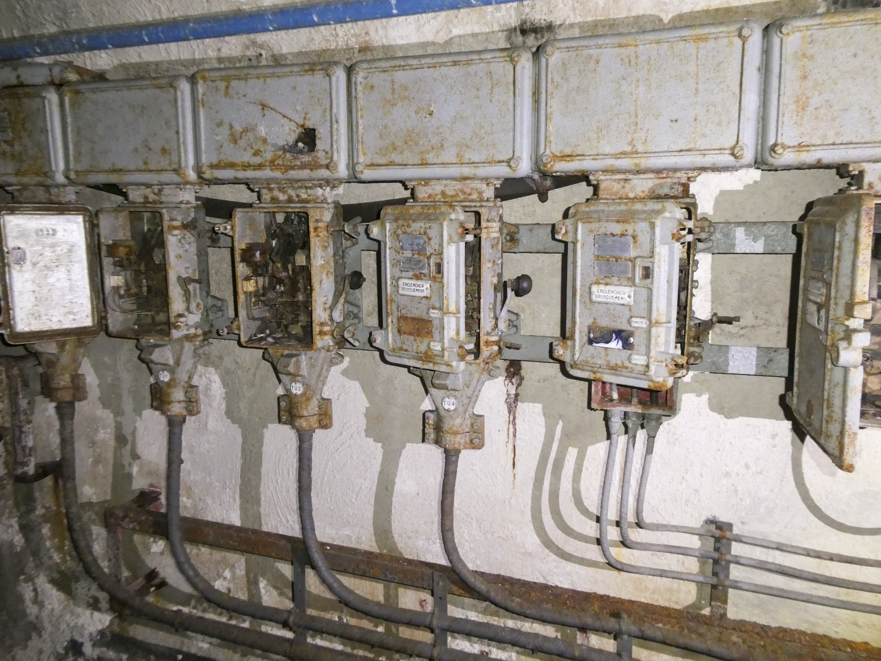 Ligne Maginot - COL DE GARDE (G) - EO10 - (Abri actif) - L'usine électrique
Le tableau électrique - ELLENA Daniel - CUNY Philippe