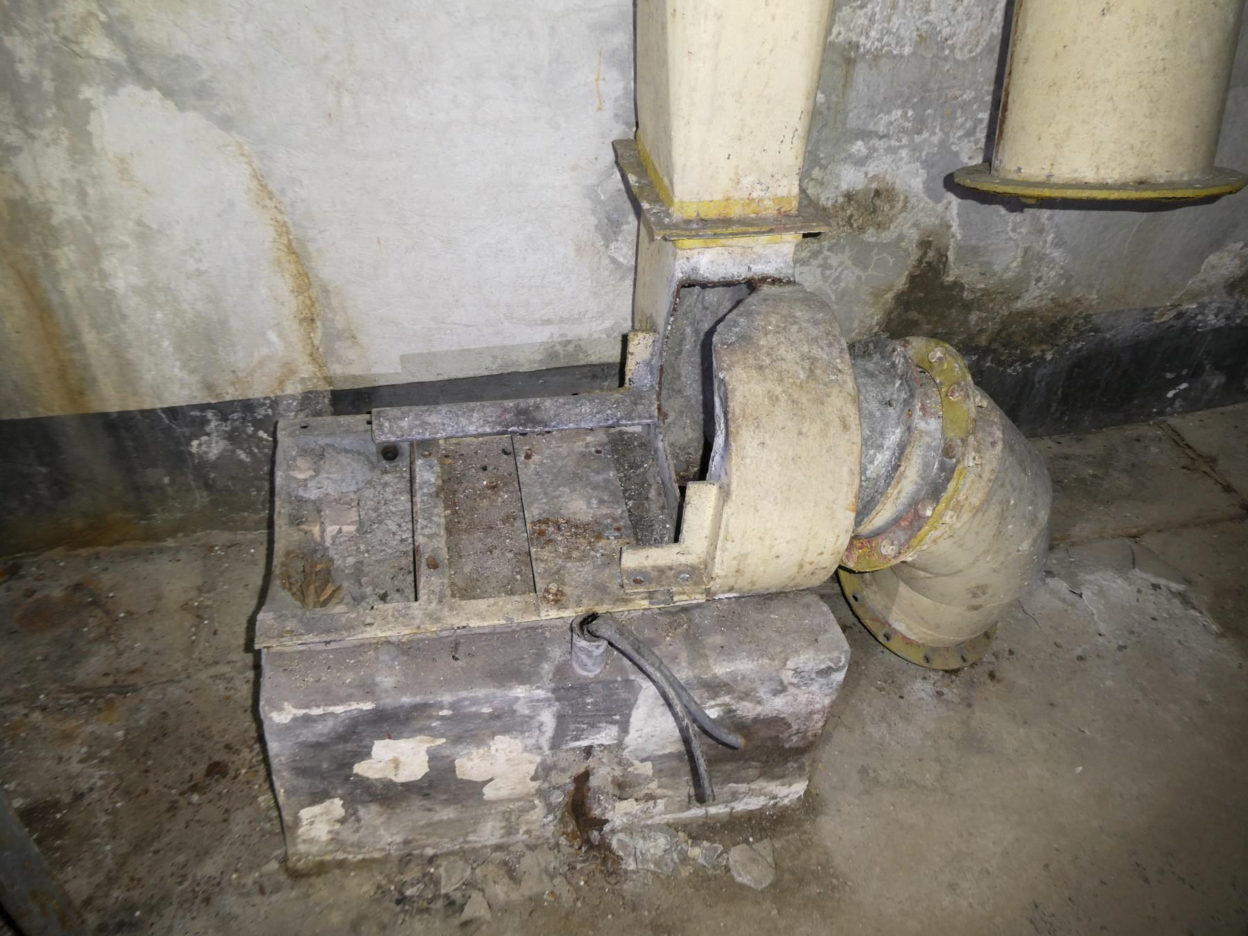 Ligne Maginot - COL DE GARDE (G) - EO10 - (Abri actif) - L'usine électrique
Ventilation de l'usine
L’ emplacement du moteur électrique disparu. - ELLENA Daniel - CUNY Philippe