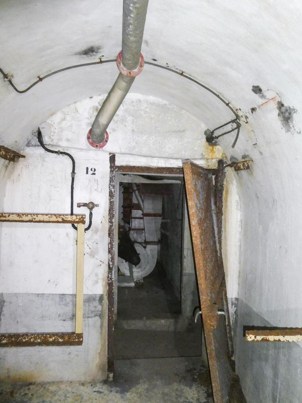Ligne Maginot - COL DE GARDE (G) - EO10 - (Abri actif) - Bloc 4
Le magasin à munitions est utilisé comme chambre pour hommes et sous-officiers, voir les numéros des lits - ELLENA Daniel - CUNY Philippe