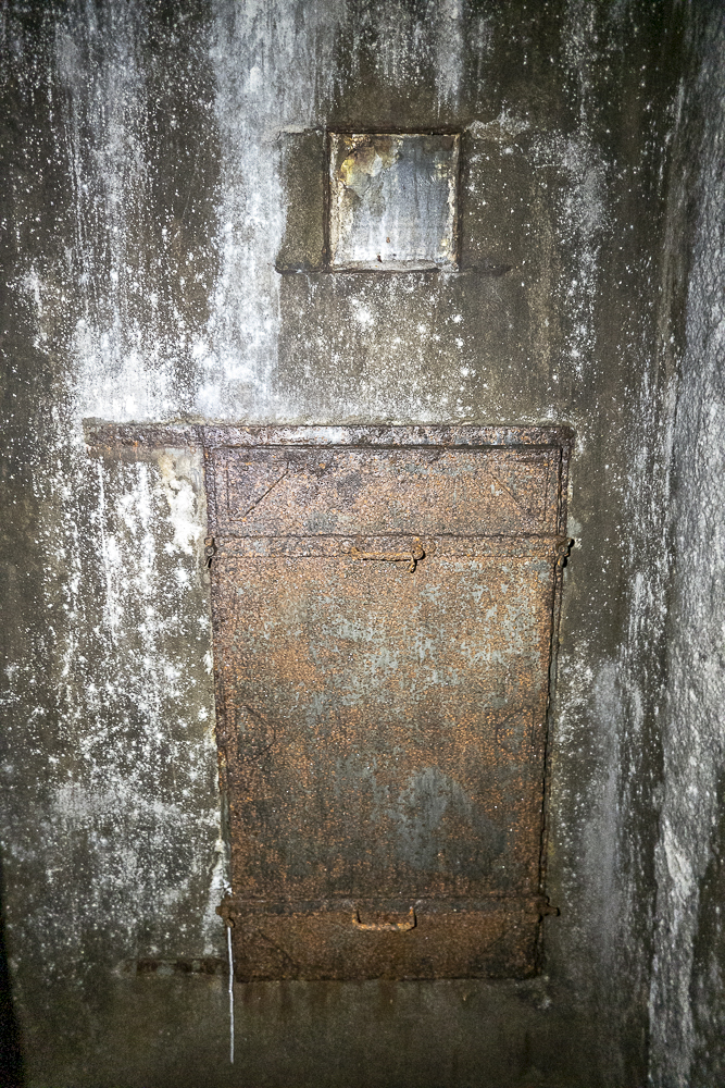 Ligne Maginot - MICHELSBERG - A22 - (Ouvrage d'artillerie) - Bloc 6
Porte d'accès au toboggan pour les douilles dans la cage d'escalier - Michel Teiten