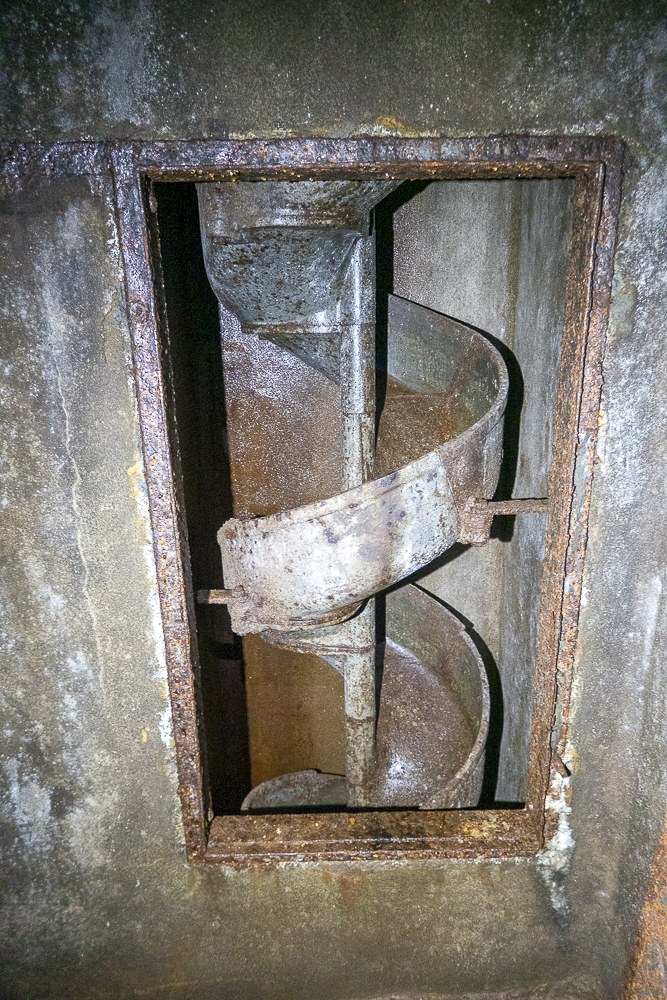 Ligne Maginot - MICHELSBERG - A22 - (Ouvrage d'artillerie) - Bloc 6
Toboggan pour les douilles - Michel Teiten