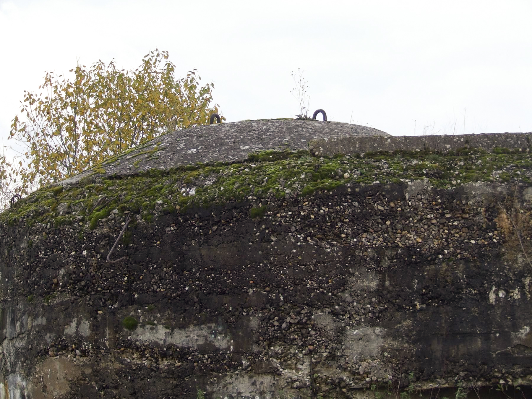 Ligne Maginot - MC07 - STG R - (Casemate d'infanterie - Double) - Le bouchon en béton du puits de la cloche AM non installée.