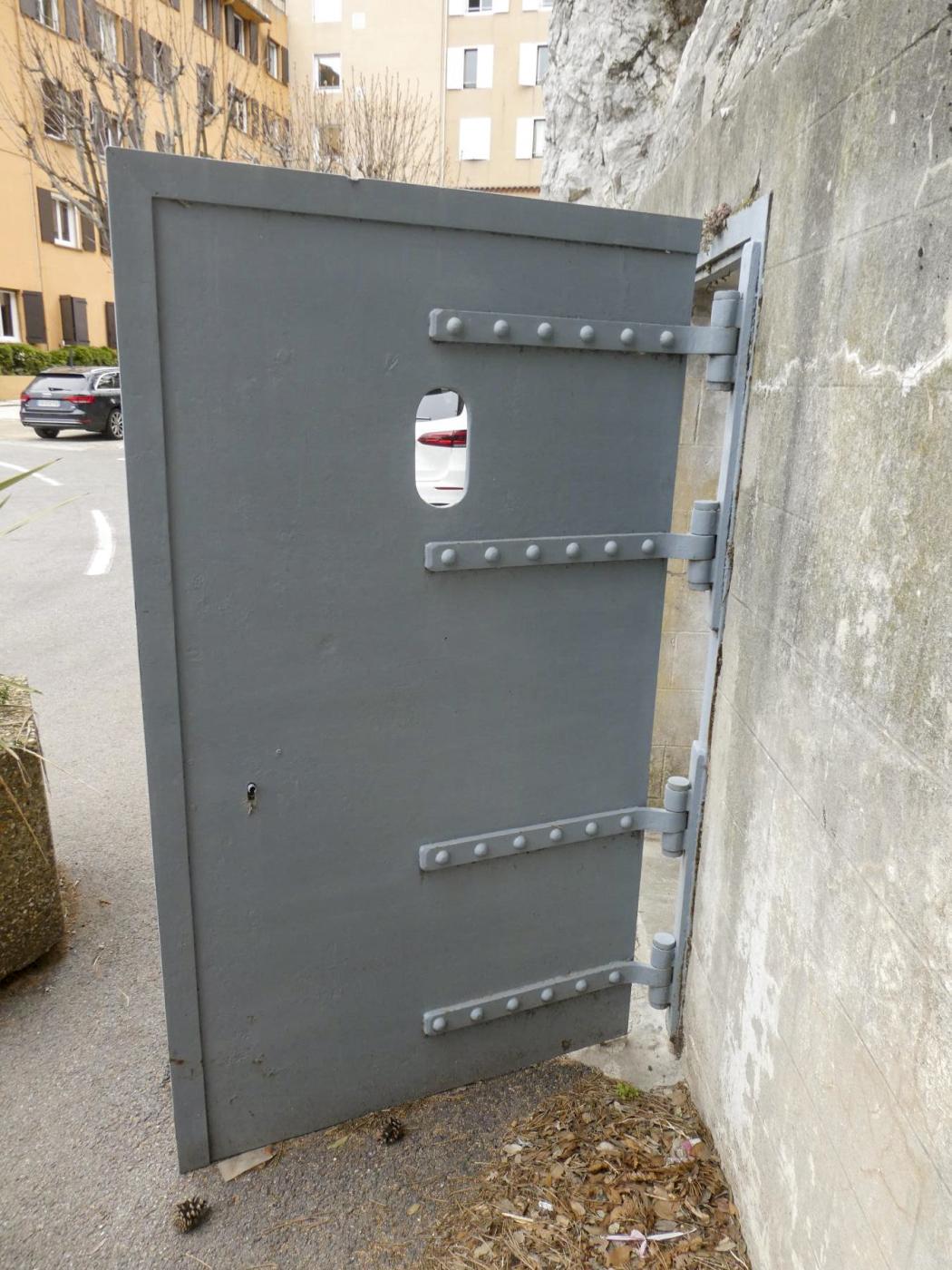 Ligne Maginot - PEILLE - (Central téléphonique isolé) -   
Les détails de la porte - ELLENA Daniel - CUNY Philippe