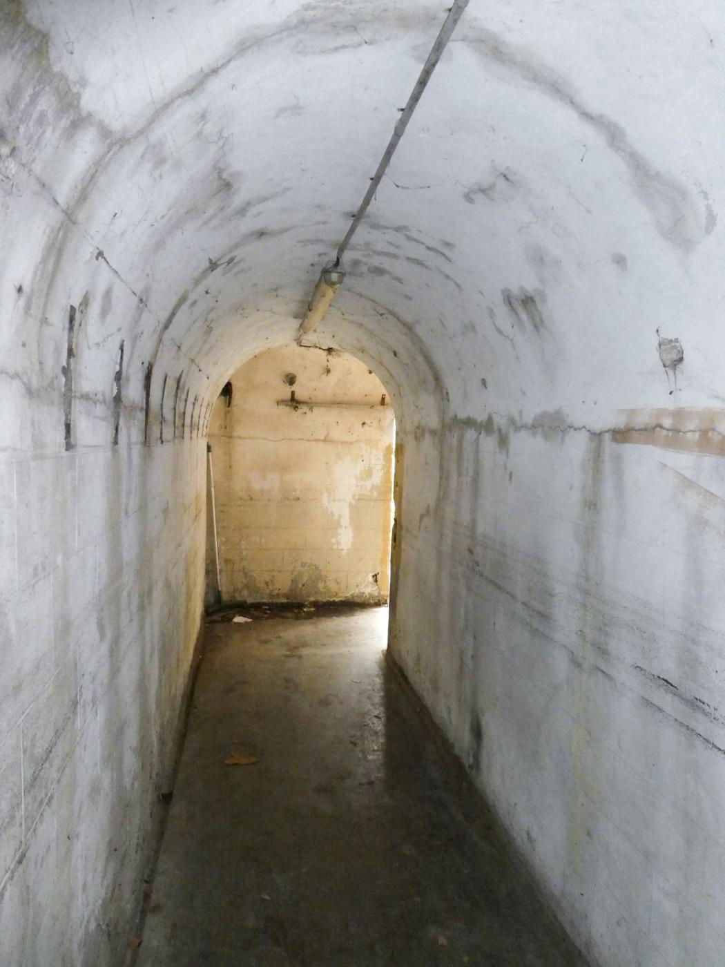 Ligne Maginot - PEILLE - (Central téléphonique isolé) - Galerie de gauche, arrivée des lignes enterrées. - ELLENA Daniel - CUNY Philippe