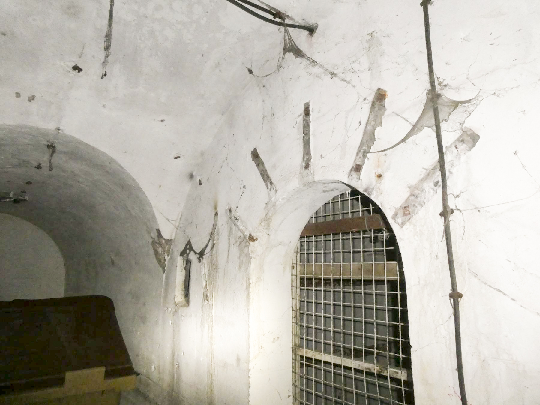 Ligne Maginot - PEILLE - (Central téléphonique isolé) - Galerie de gauche, arrivée des lignes enterrées en direction de la travée centrale à droite. - ELLENA Daniel - CUNY Philippe