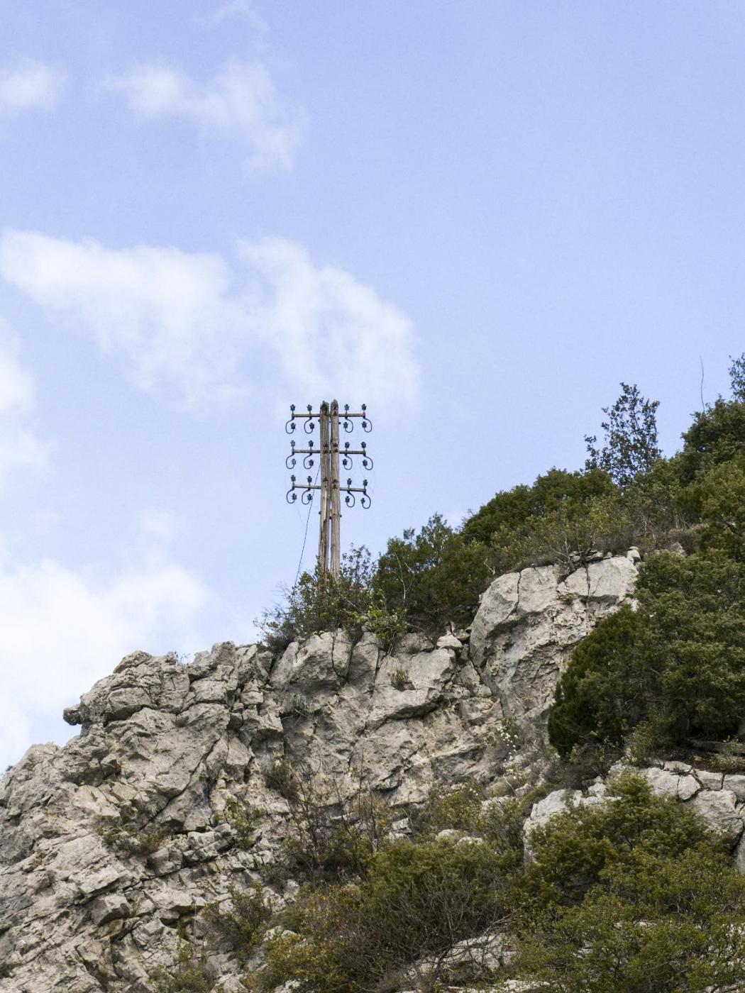 Ligne Maginot - PEILLE - (Central téléphonique isolé) - Restes de la ligne téléphonique aérienne reliant le central à l'ouvrage du Mont Agel. - ELLENA Daniel - CUNY Philippe
