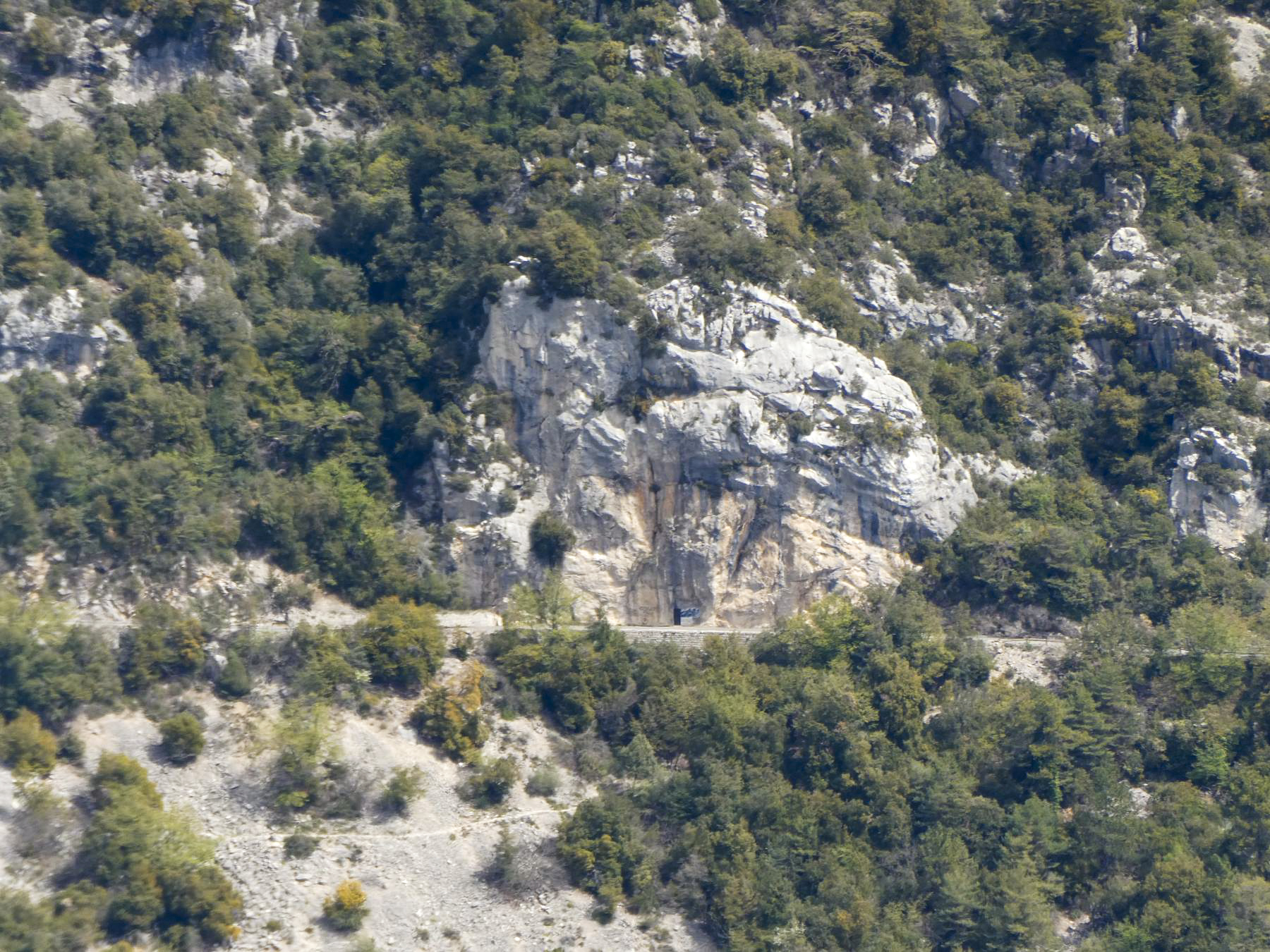 Ligne Maginot - COL DE LA TORRE - (Chambre de coupure) - La chambre de coupure vue de l'observatoire de la cime des Cabanelles. - ELLENA Daniel - CUNY Philippe