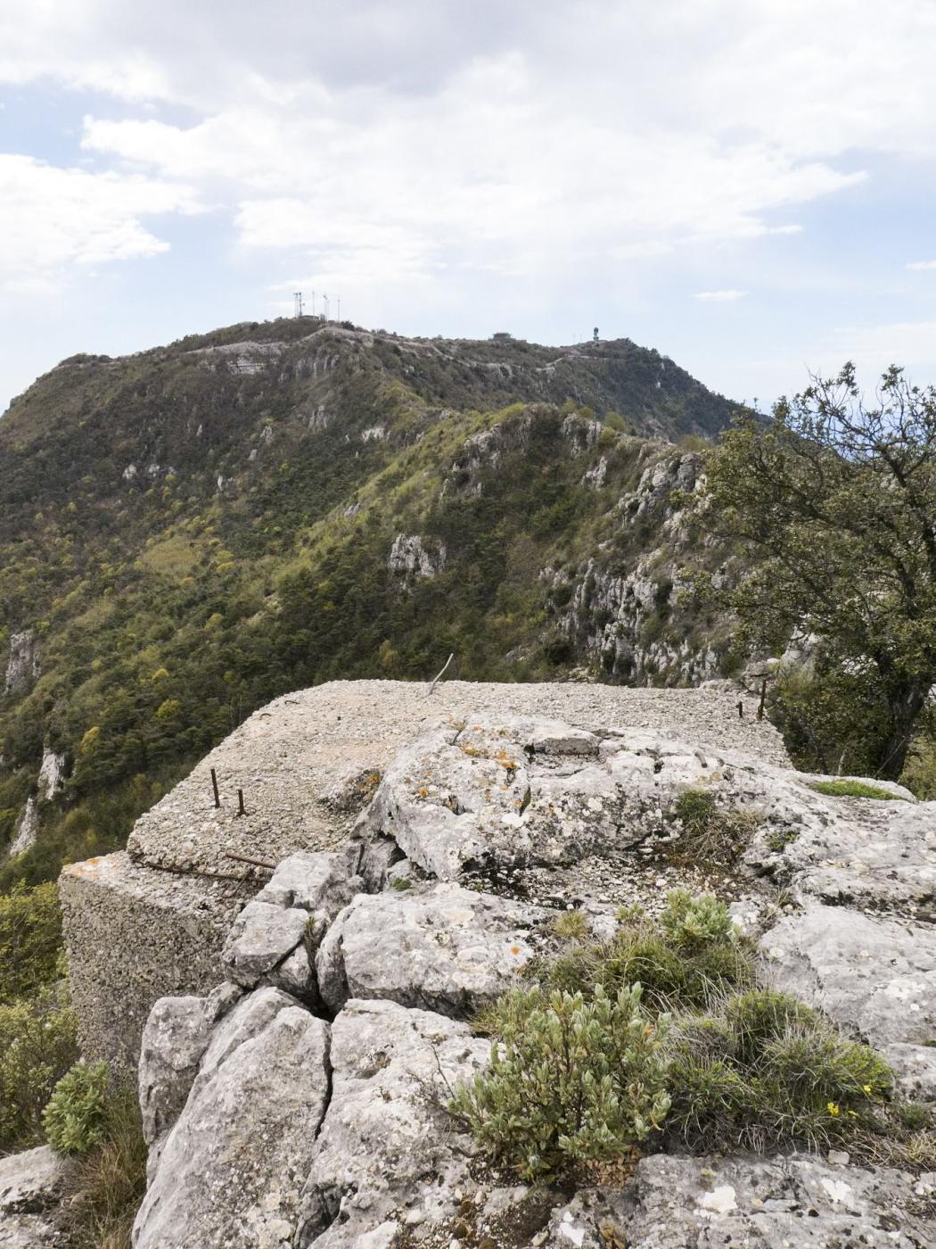 Ligne Maginot - CIME DES CABANELLES - (Observatoire d'artillerie) - Au fond le Mont Agel  - ELLENA Daniel - CUNY Philippe