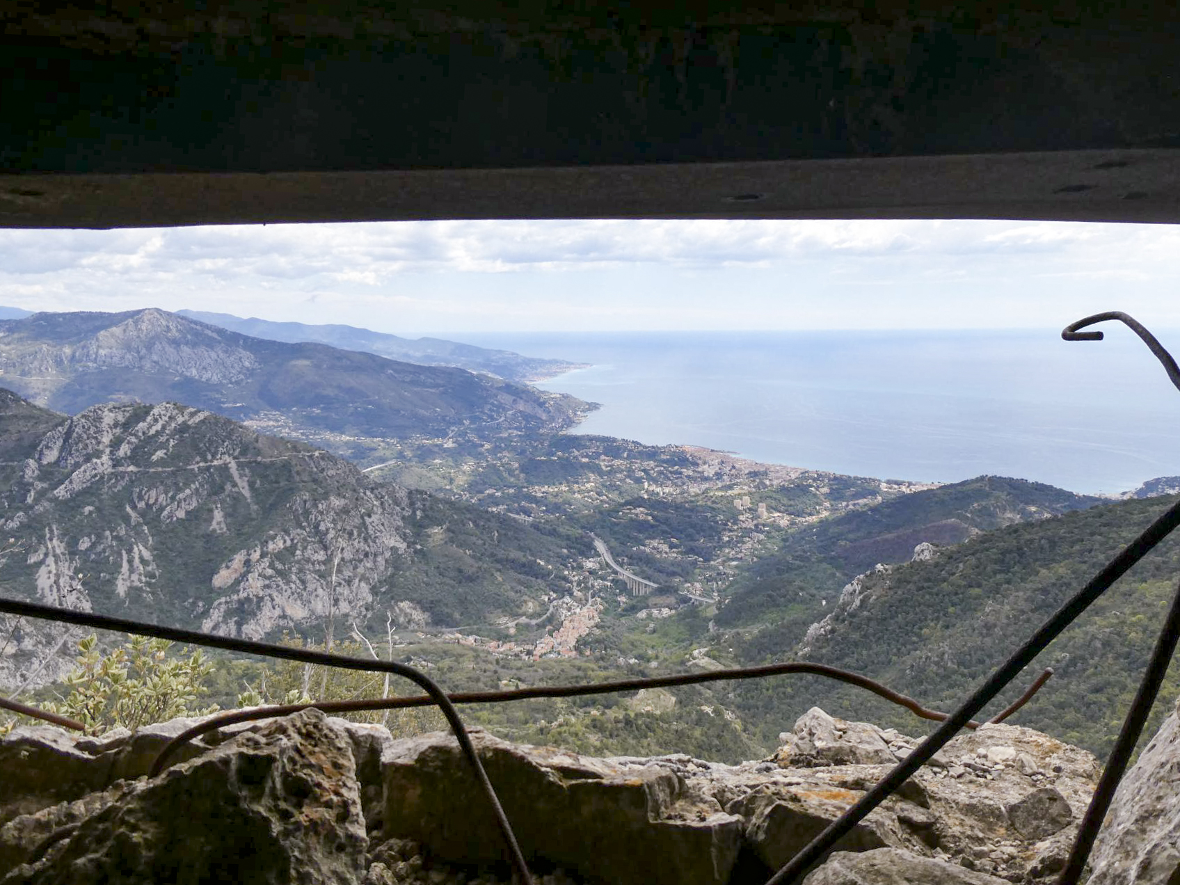 Ligne Maginot - CIME DES CABANELLES - (Observatoire d'artillerie) - Zone d'observation, Menton, la frontière, à gauche la cime de Biancon. - ELLENA Daniel - CUNY Philippe