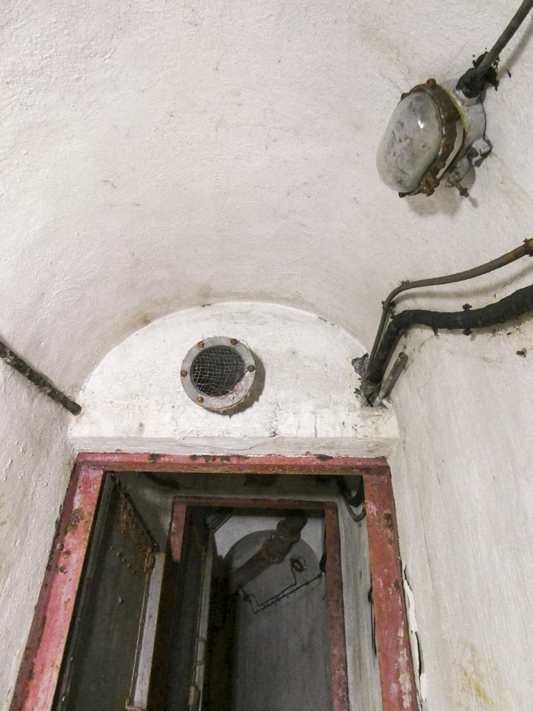 Ligne Maginot - COL DE GARDE (G) - EO10 - (Abri actif) - Bloc 3
Le sas d'entrée, la prise d'air pour le ventilateur. - ELLENA Daniel - CUNY Philippe