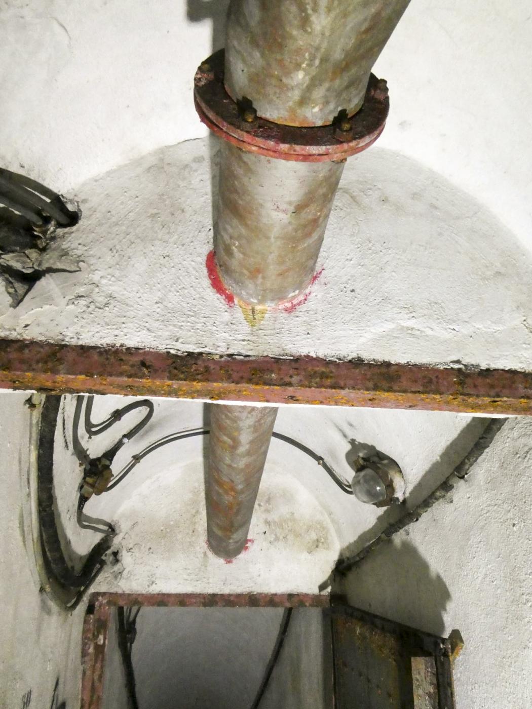 Ligne Maginot - COL DE GARDE (G) - EO10 - (Abri actif) - Bloc 3
Le sas d'entrée, la prise d'air pour le ventilateur. - ELLENA Daniel - CUNY Philippe