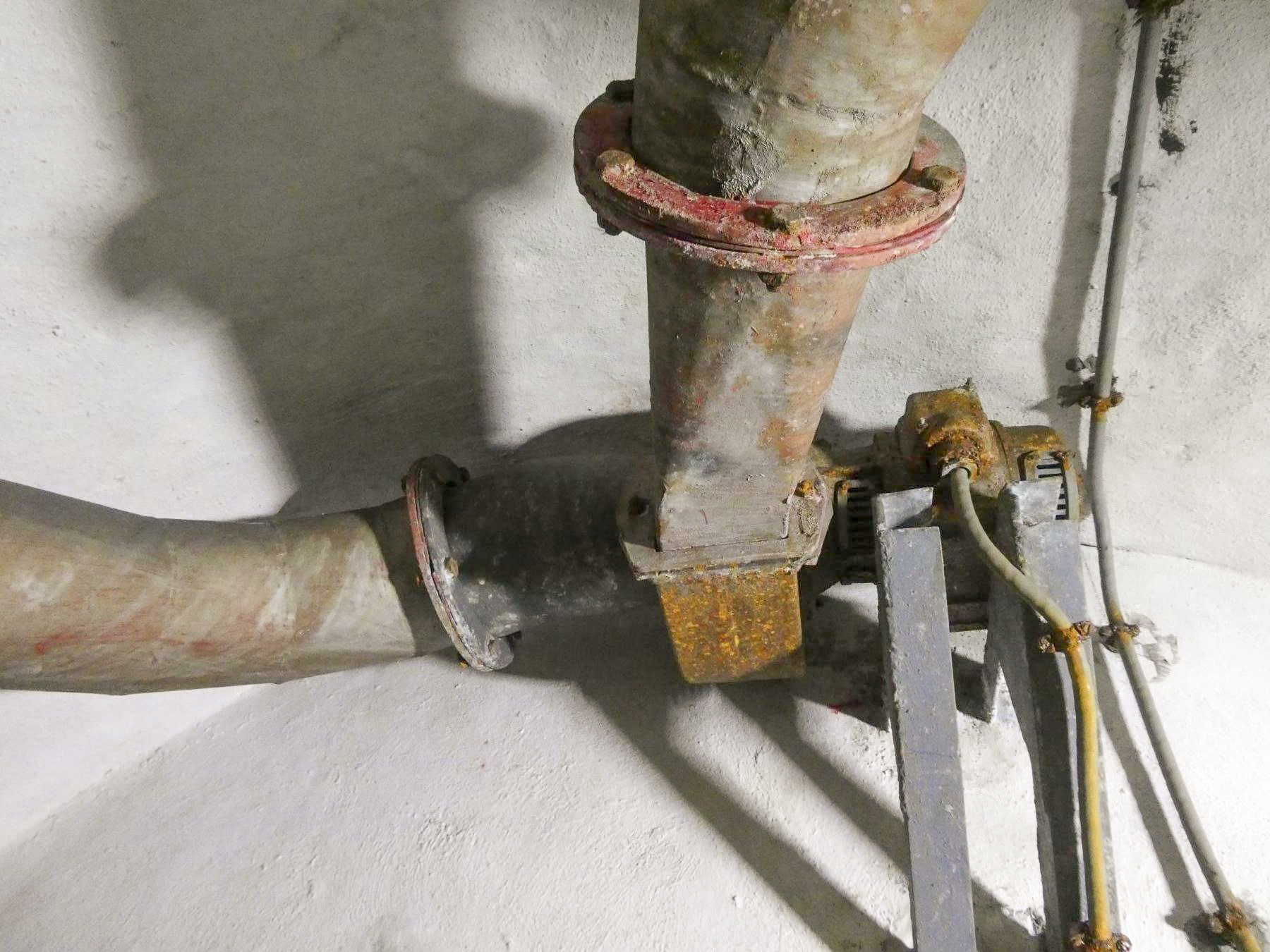 Ligne Maginot - COL DE GARDE (G) - EO10 - (Abri actif) - Bloc 3
Le ventilateur situé au plafond de le galerie et non dans le local 13. - ELLENA Daniel - CUNY Philippe