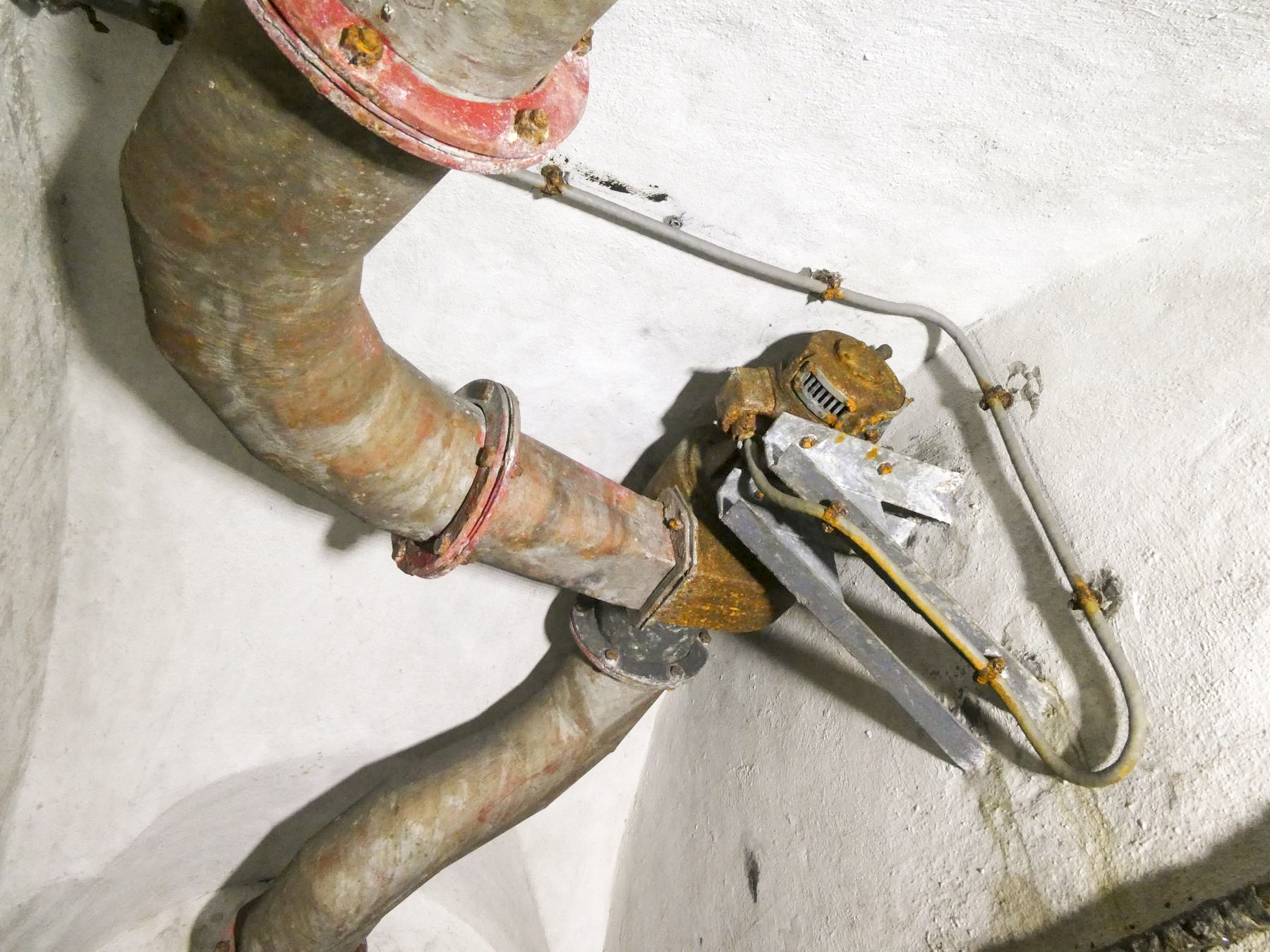 Ligne Maginot - COL DE GARDE (G) - EO10 - (Abri actif) - Bloc 3
Le ventilateur situé au plafond de le galerie et non dans le local 13. - ELLENA Daniel - CUNY Philippe