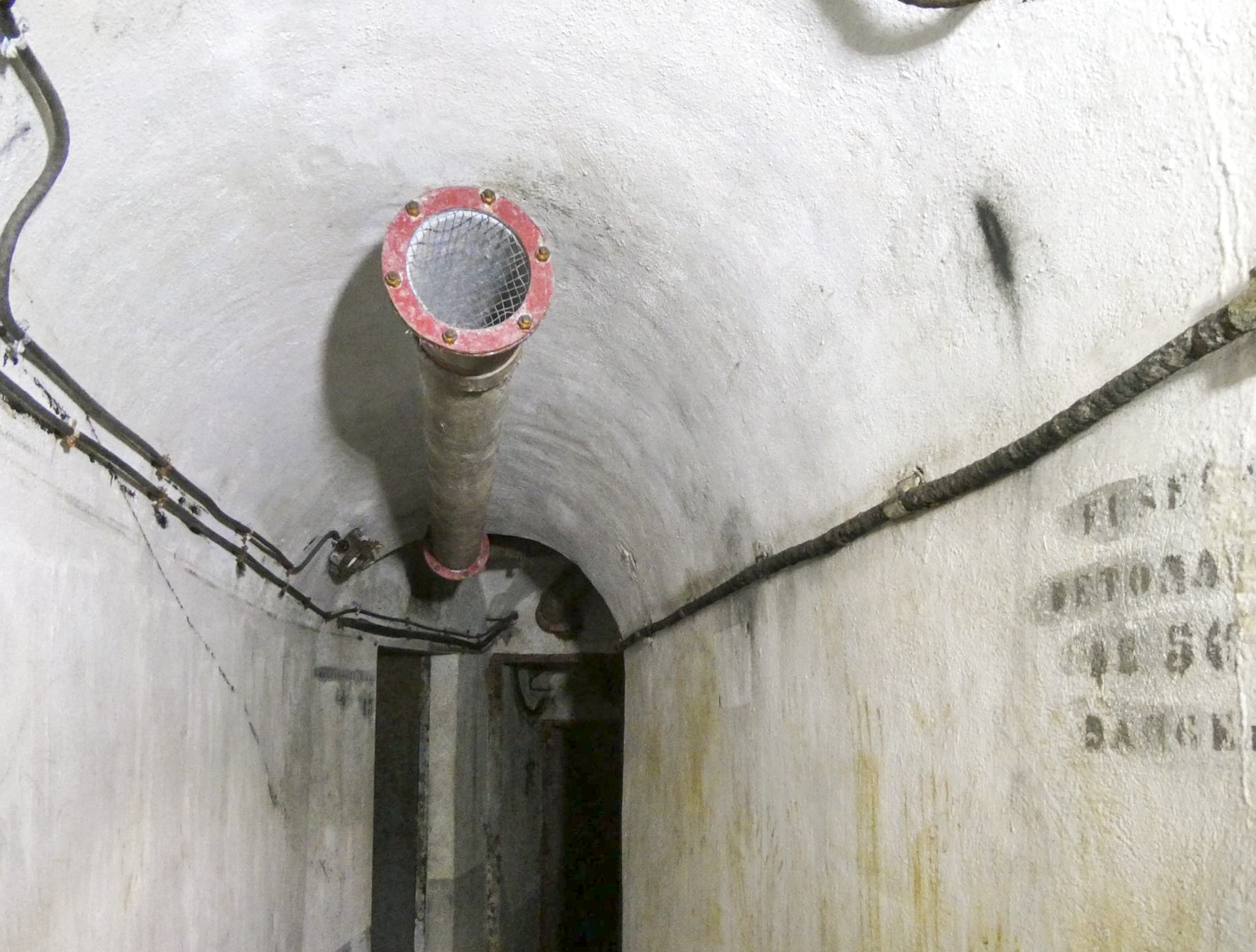 Ligne Maginot - COL DE GARDE (G) - EO10 - (Abri actif) - Bloc 3
Rejet de l'air vers le puits de la cloche, ainsi que le marquage de la présence de fusées et détonateurs pour mortier de 50. - ELLENA Daniel - CUNY Philippe