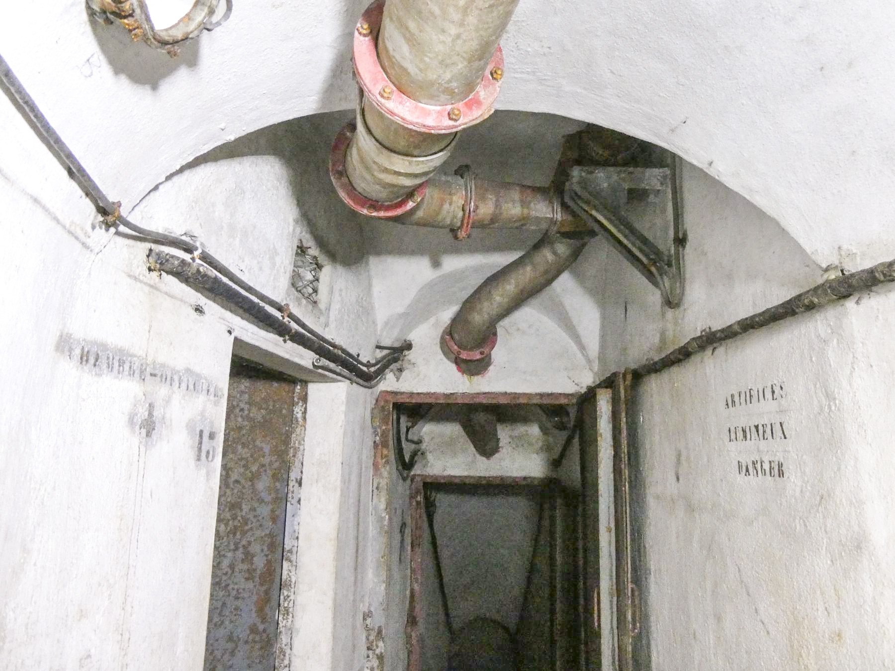 Ligne Maginot - COL DE GARDE (G) - EO10 - (Abri actif) - Bloc 3
A droite le local mentionné comme chambre d'officiers, à gauche marquage signalant la présence d'artifices lumineux. - ELLENA Daniel - CUNY Philippe