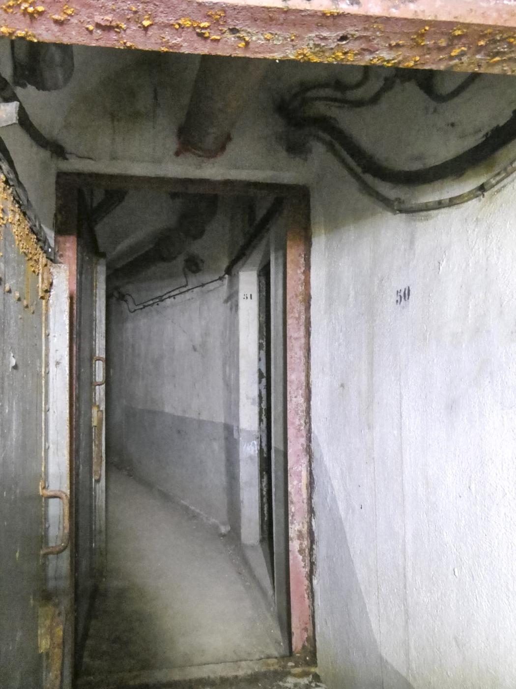 Ligne Maginot - COL DE GARDE (G) - EO10 - (Abri actif) - Bloc 3
Le sas d'entrée étanche - ELLENA Daniel - CUNY Philippe