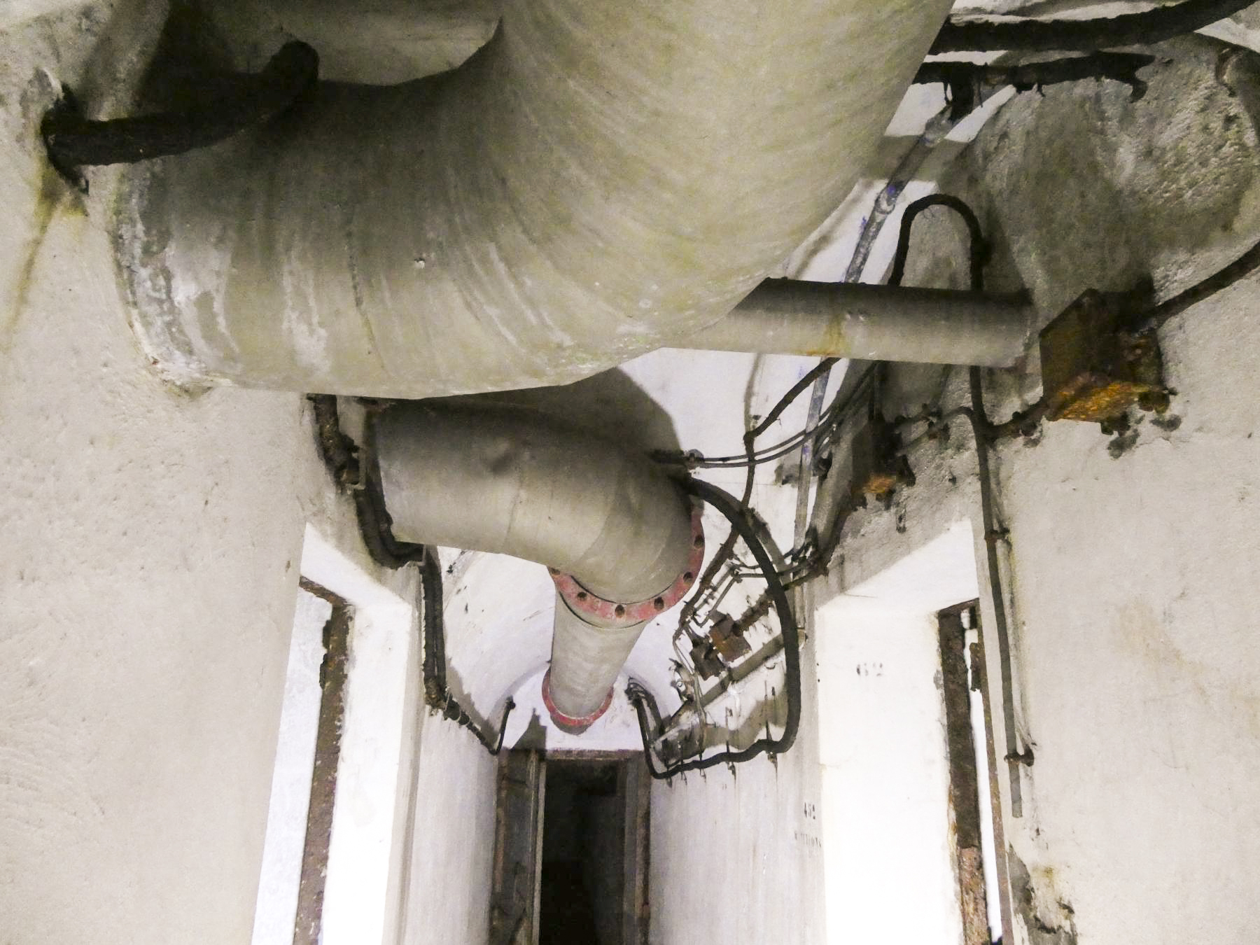 Ligne Maginot - COL DE GARDE (G) - EO10 - (Abri actif) - Bloc 4
Au premier plan le tuyau du captage d'air provenant de la façade du bloc. - ELLENA Daniel - CUNY Philippe