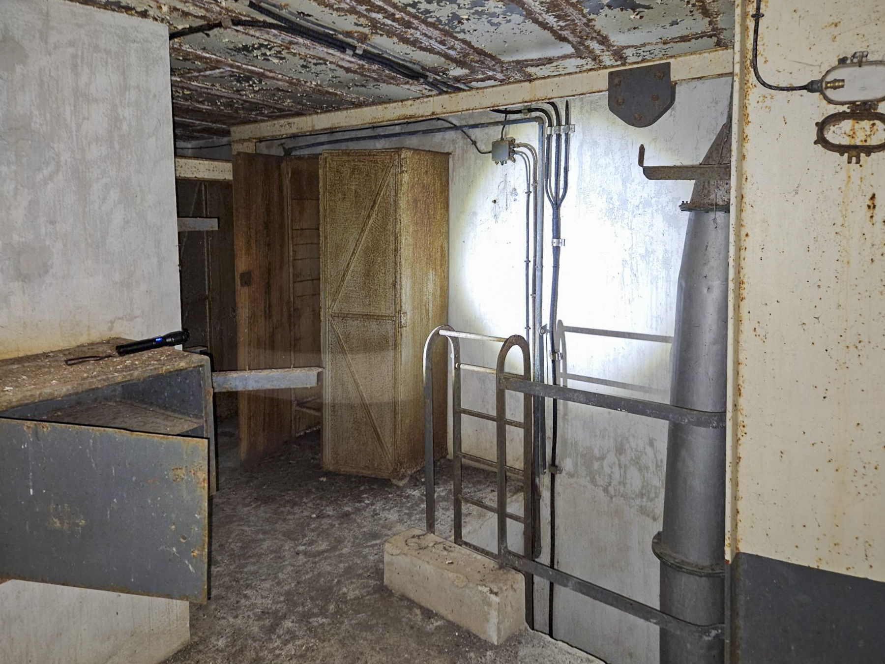 Ligne Maginot - COL DE GARDE (G) - EO10 - (Abri actif) - Bloc 4
Au plafond la poutre et le crochet pour monter les charges - ELLENA Daniel - CUNY Philippe