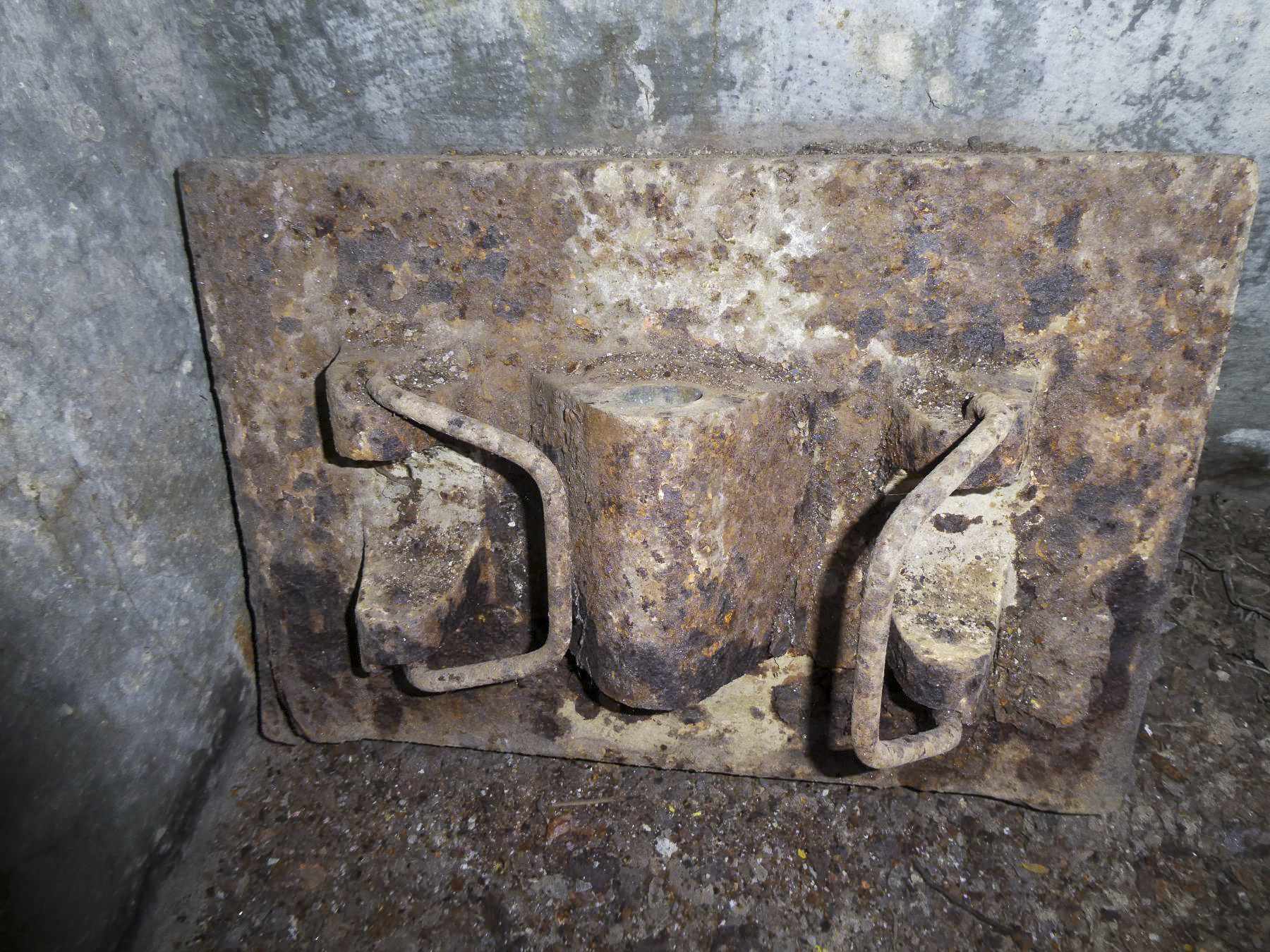 Ligne Maginot - COL DE GARDE (G) - EO10 - (Abri actif) - Bloc 4
Bloc obturateur pour créneau JM - ELLENA Daniel - CUNY Philippe