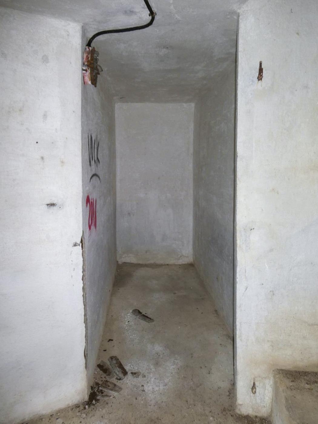 Ligne Maginot - COL DE GARDE (G) - EO10 - (Abri actif) - Bloc 2
Etage intermédiaire, local de rangement - ELLENA Daniel - CUNY Philippe