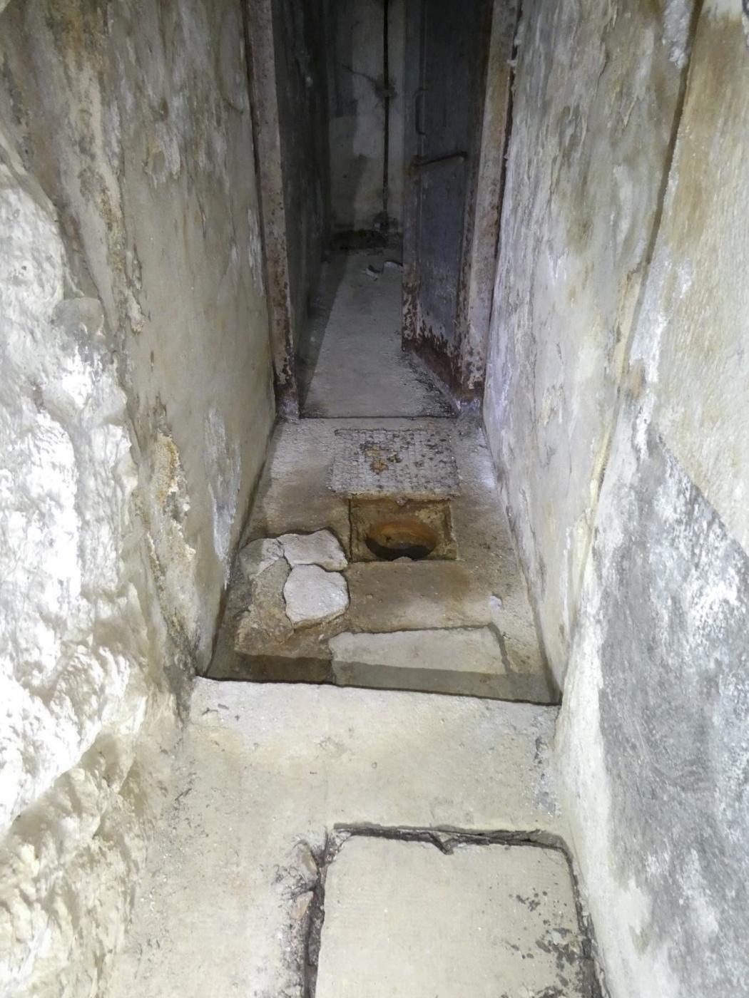 Ligne Maginot - COL DE GARDE (G) - EO10 - (Abri actif) - Bloc 1
Galerie de service bouchée, le départ de l'égout - ELLENA Daniel - CUNY Philippe