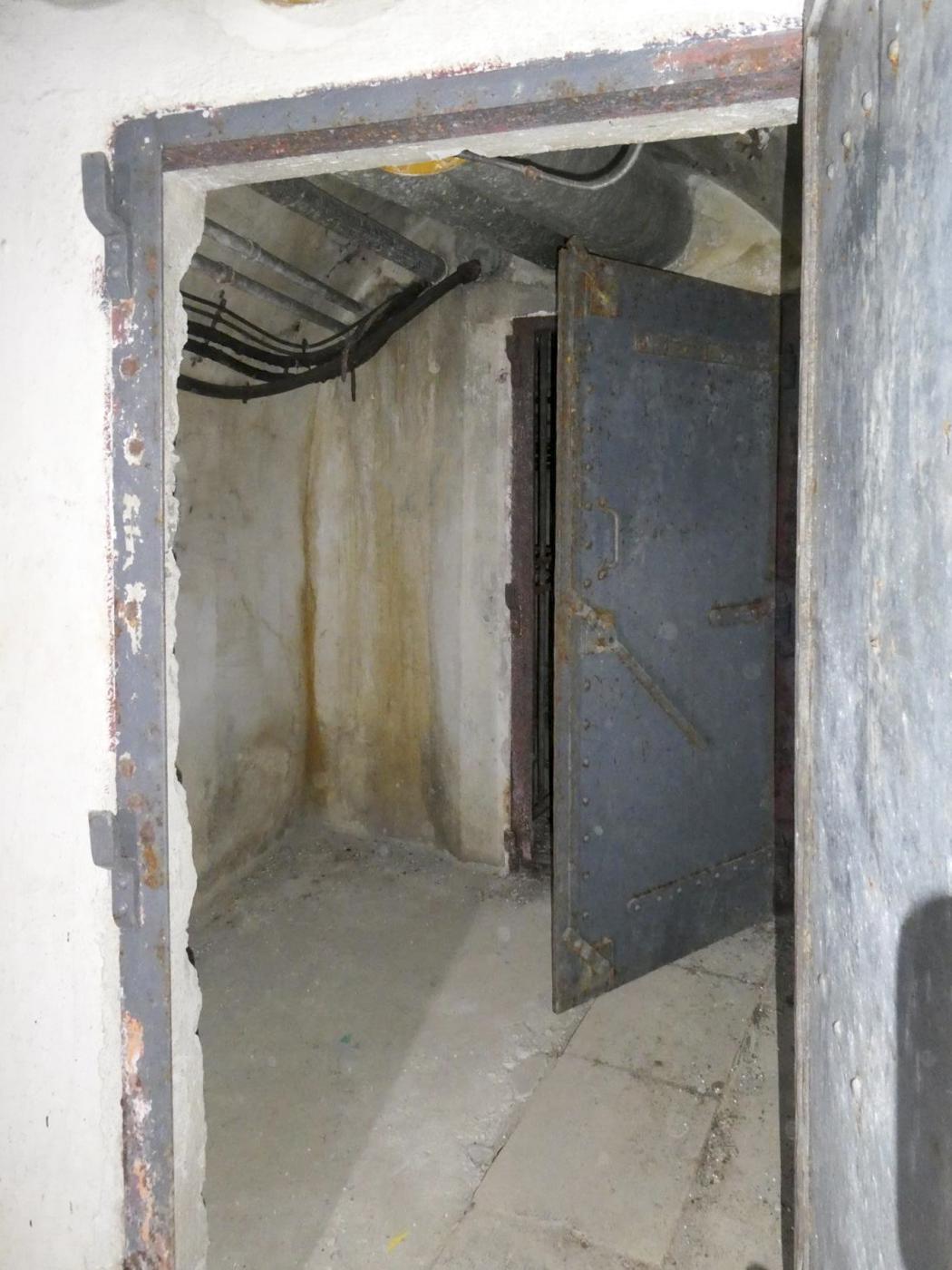 Ligne Maginot - COL DE GARDE (G) - EO10 - (Abri actif) - Bloc 1
Le sas étanche - ELLENA Daniel - CUNY Philippe