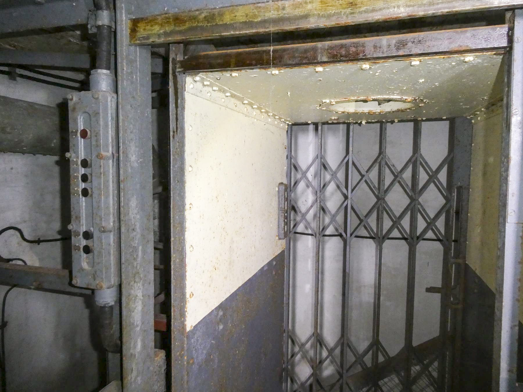 Ligne Maginot - COL DE GARDE (G) - EO10 - (Abri actif) - Bloc 1
Monte-charge - ELLENA Daniel - CUNY Philippe