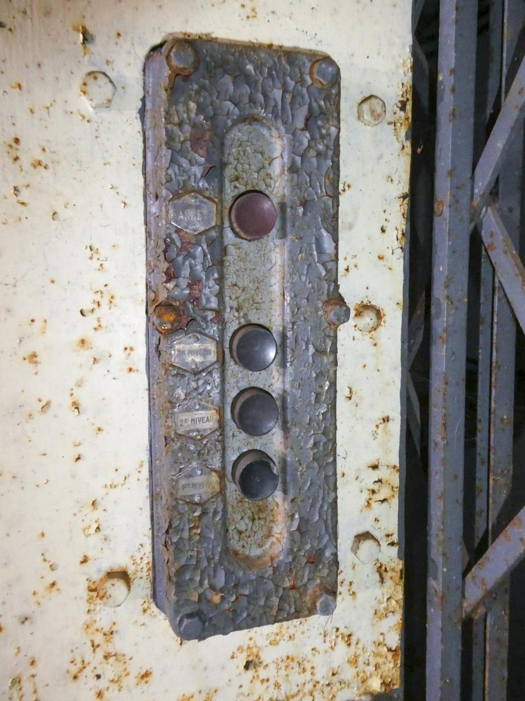 Ligne Maginot - COL DE GARDE (G) - EO10 - (Abri actif) - Bloc 1
Monte-charge, commande intérieure - ELLENA Daniel - CUNY Philippe