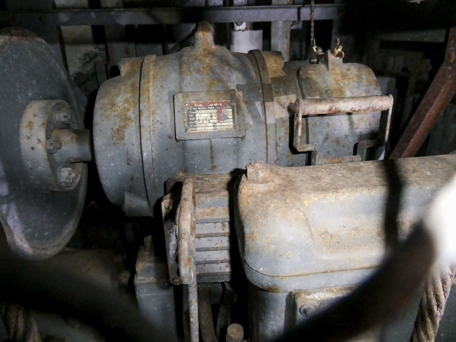 Ligne Maginot - COL DE GARDE (G) - EO10 - (Abri actif) - Bloc 1
Monte-charge
Moteur avec la plaque d'un Ets Niçois. - ELLENA Daniel - CUNY Philippe