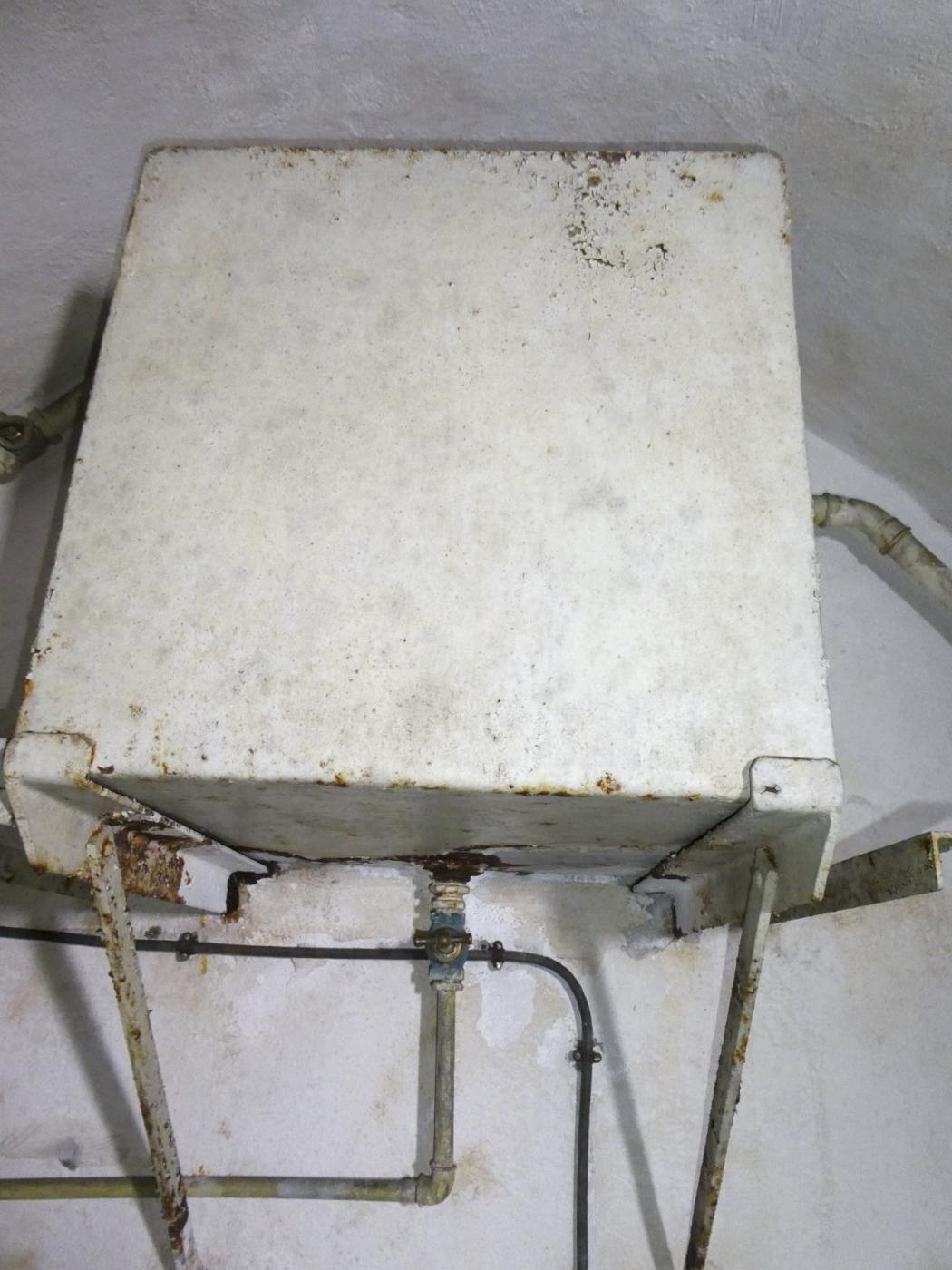 Ligne Maginot - COL DE GARDE (G) - EO10 - (Abri actif) - L'Infirmerie
La réserve d'eau de 200 litres - ELLENA Daniel - CUNY Philippe