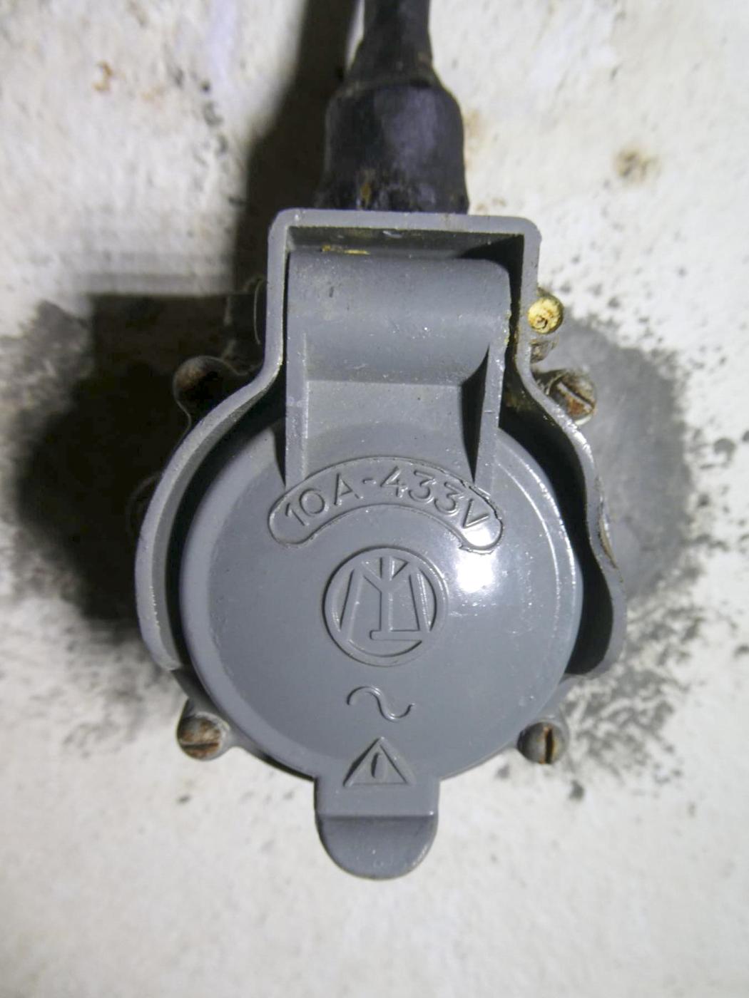 Ligne Maginot - COL DE GARDE (G) - EO10 - (Abri actif) - L'Infirmerie
Une prise électrique - ELLENA Daniel - CUNY Philippe