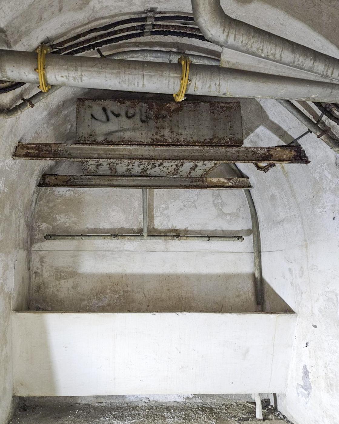 Ligne Maginot - COL DE GARDE (G) - EO10 - (Abri actif) - Un lavabos avec sa réserve d'eau de 250 litres - ELLENA Daniel - CUNY Philippe