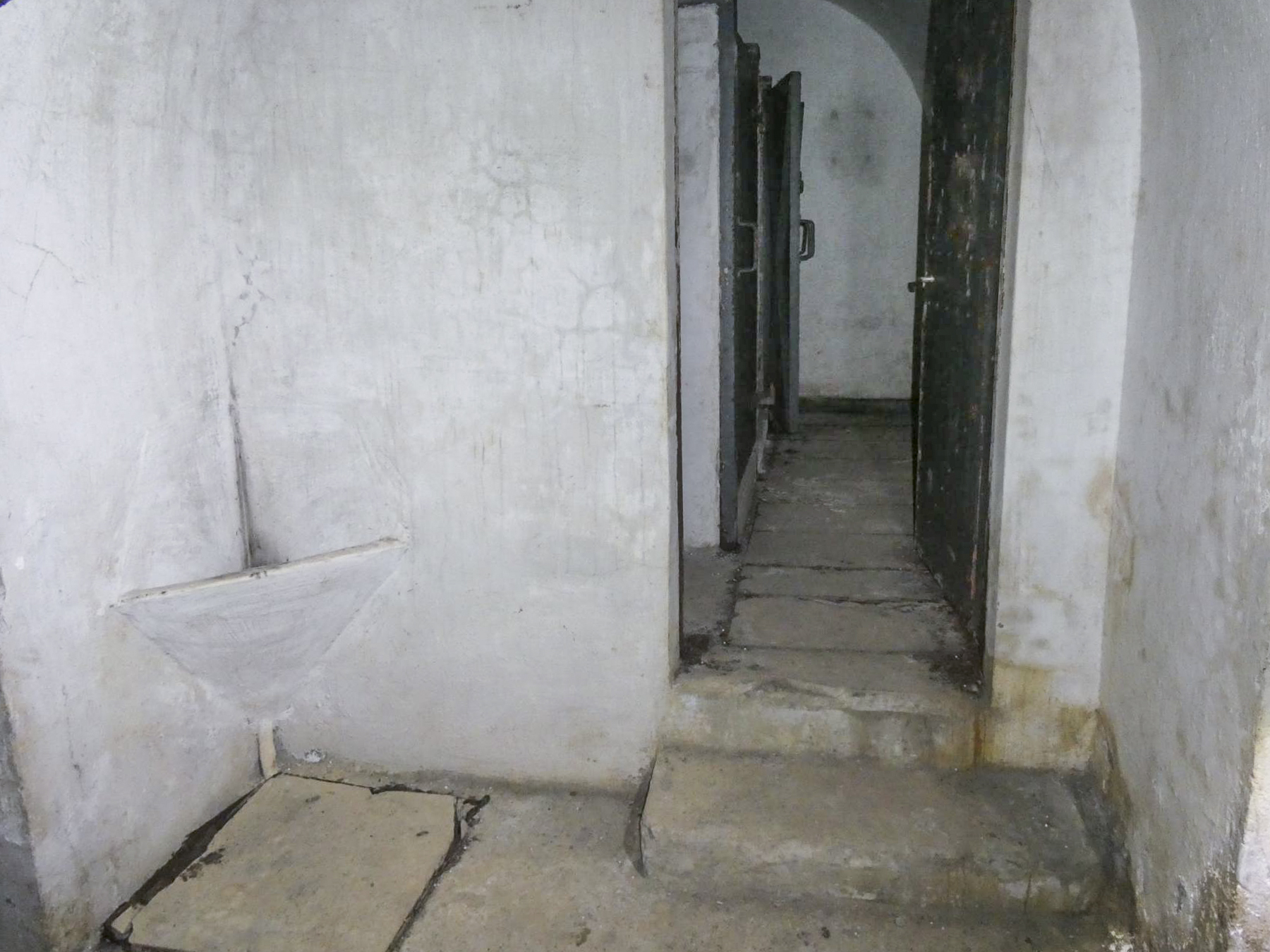 Ligne Maginot - COL DE GARDE (G) - EO10 - (Abri actif) - L'urinoir devant l'entrée des wc  - ELLENA Daniel - CUNY Philippe