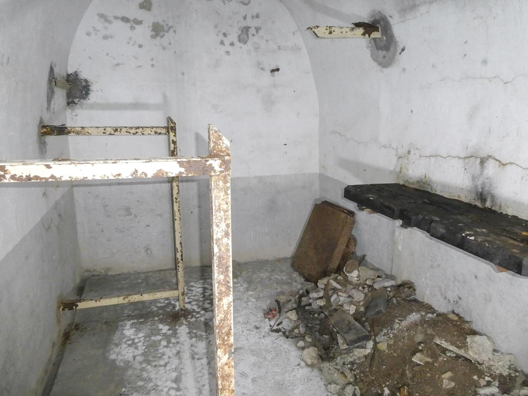 Ligne Maginot - COL DE GARDE (G) - EO10 - (Abri actif) - Magasin du génie avec ses lits et son établi. - ELLENA Daniel - CUNY Philippe