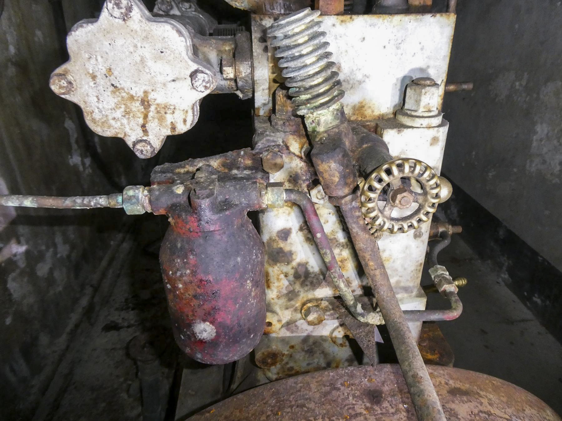 Ligne Maginot - COL DE GARDE (G) - EO10 - (Abri actif) - L'usine électrique
Le filtre à fuel et le mécanisme de lancement pneumatique du moteur - ELLENA Daniel - CUNY Philippe