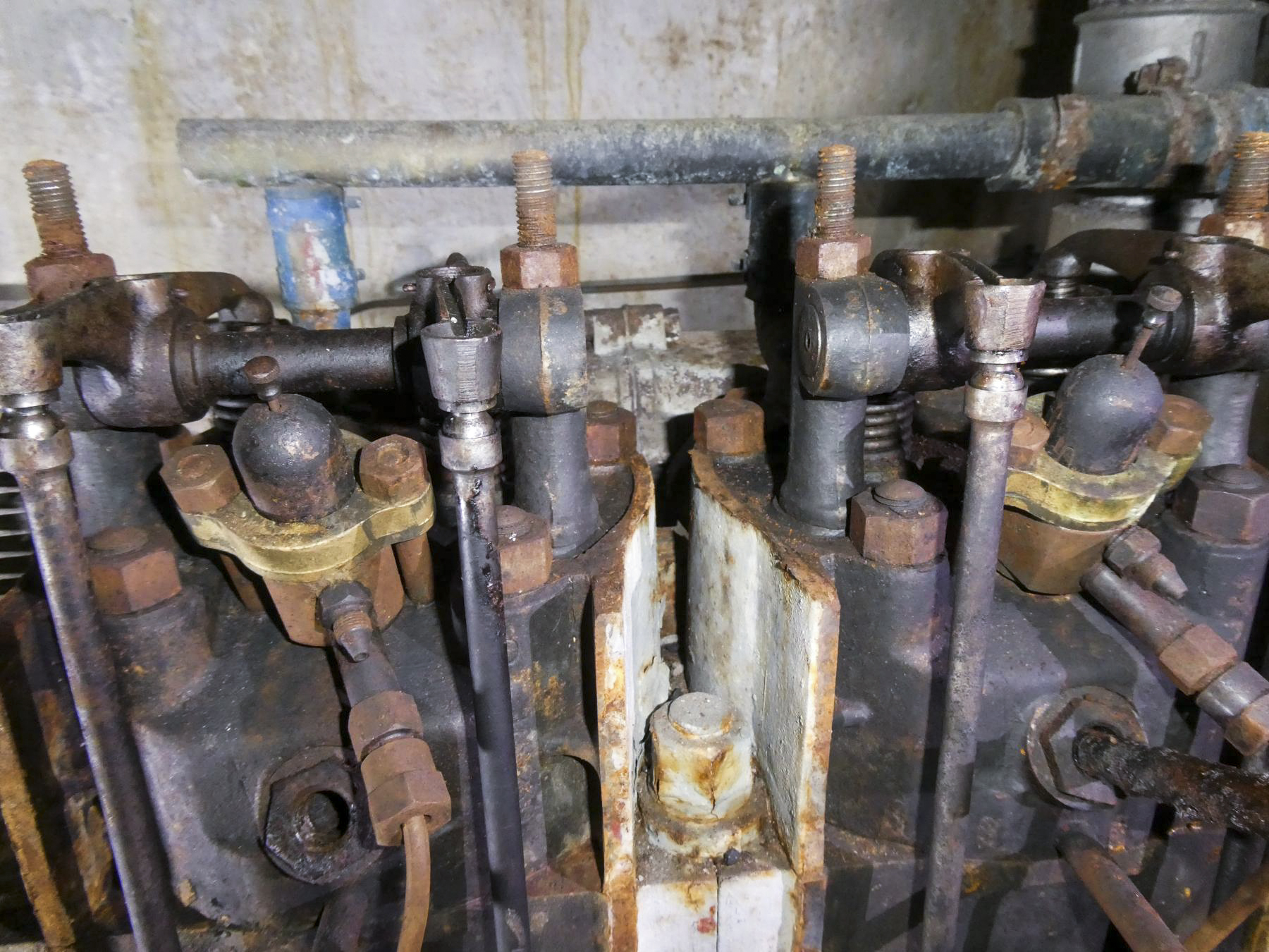 Ligne Maginot - COL DE GARDE (G) - EO10 - (Abri actif) - L'usine électrique
Les deux injecteurs - ELLENA Daniel - CUNY Philippe