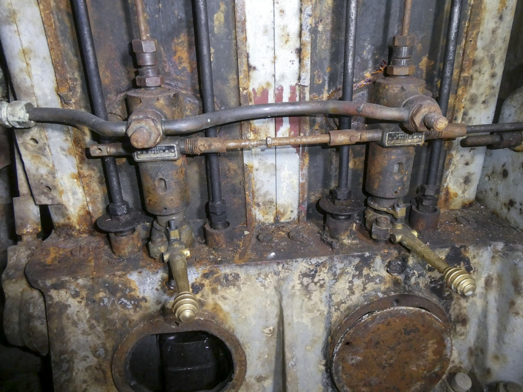 Ligne Maginot - COL DE GARDE (G) - EO10 - (Abri actif) - L'usine électrique
Les pompes d'injection avec les leviers de décompression - ELLENA Daniel - CUNY Philippe