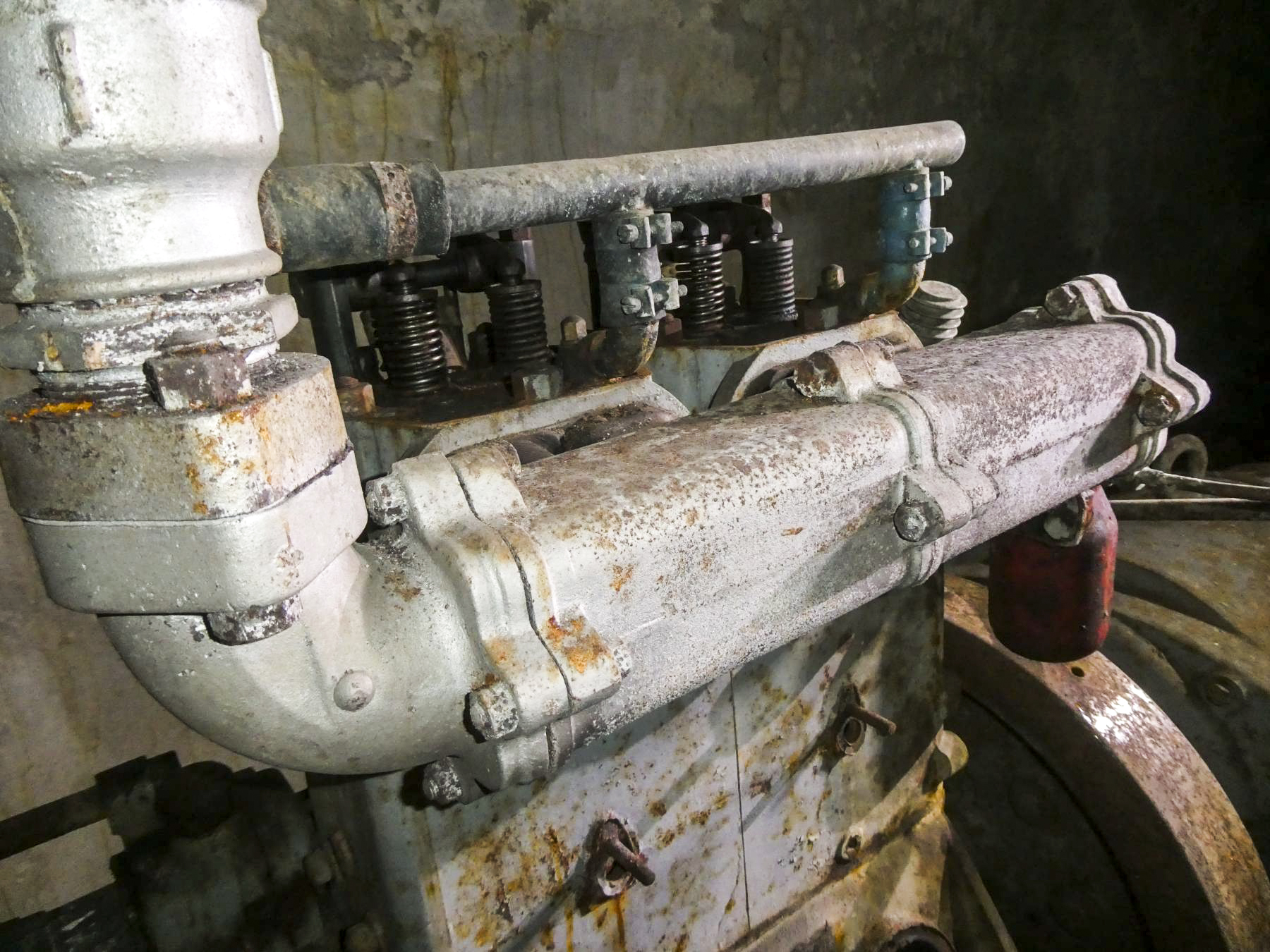 Ligne Maginot - COL DE GARDE (G) - EO10 - (Abri actif) - L'usine électrique
Le collecteur d'échappement - ELLENA Daniel - CUNY Philippe