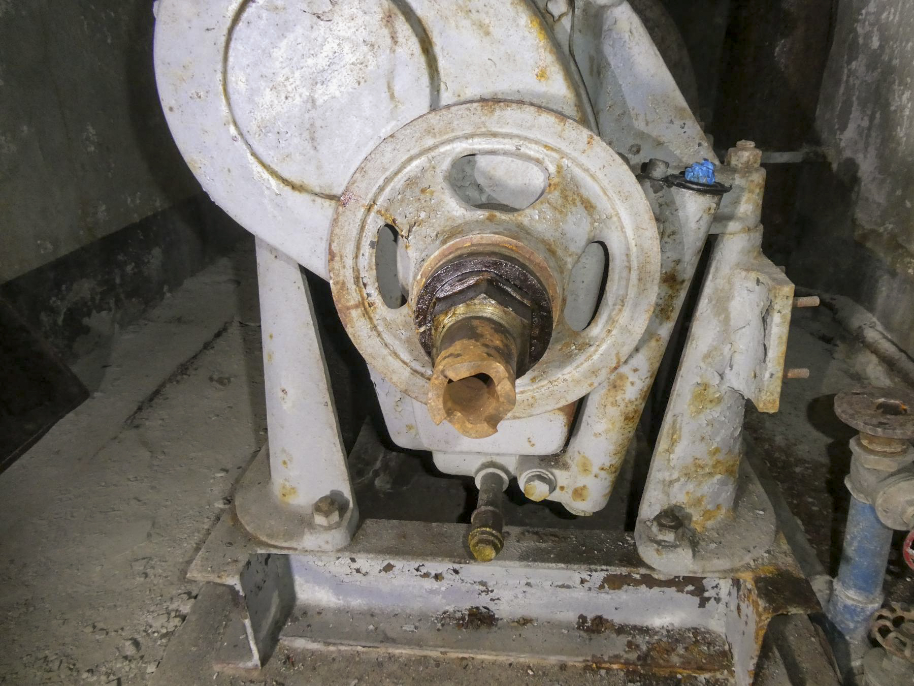 Ligne Maginot - COL DE GARDE (G) - EO10 - (Abri actif) - L'usine électrique
Mécanisme de lancement du moteur à l'aide d'une manivelle. Verticalement le filtre à huile et en jaune le bouchon de vidange. En bas à droite l'arrivée d'eau pour le refroidissement. - ELLENA Daniel - CUNY Philippe