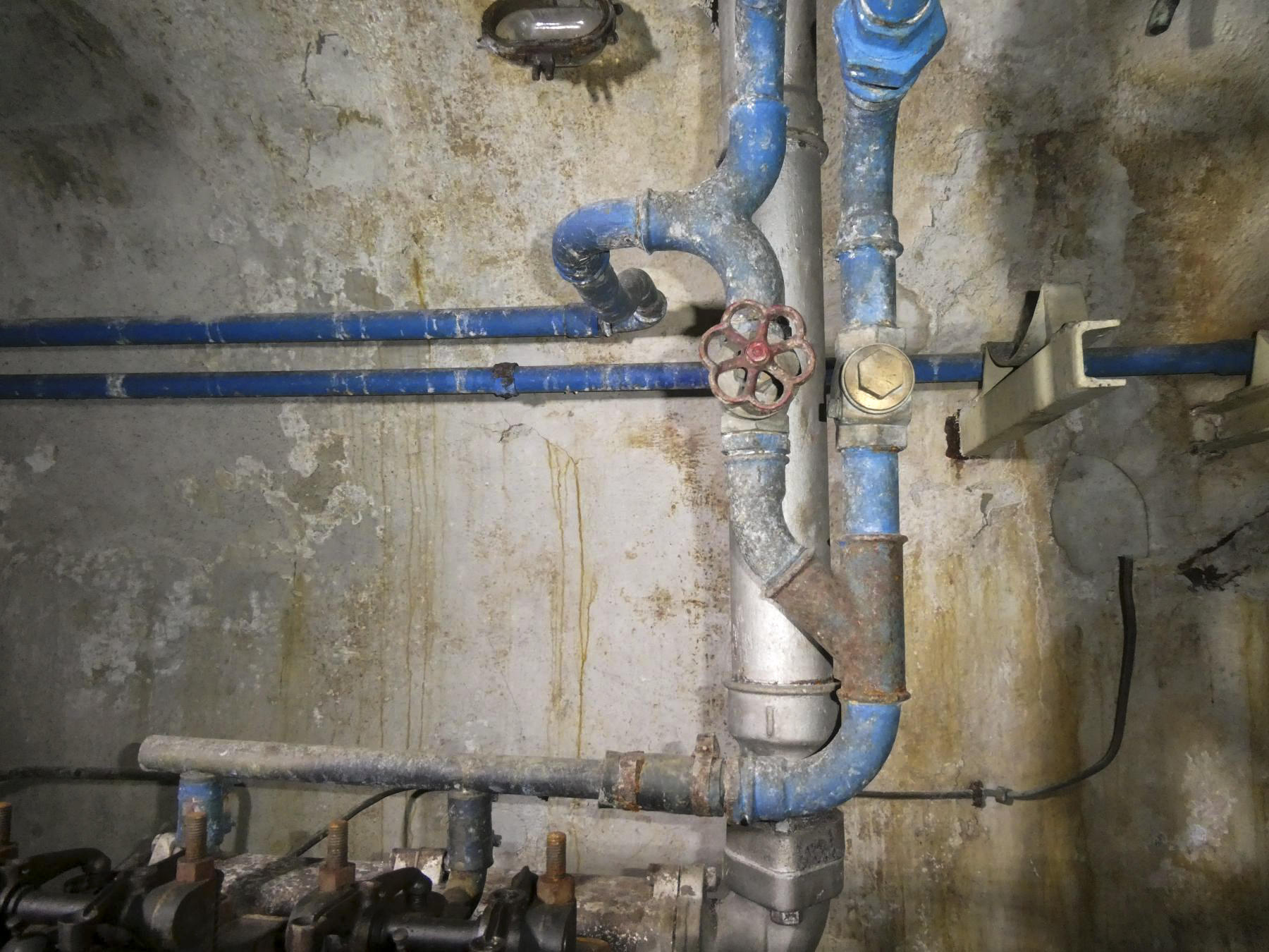 Ligne Maginot - COL DE GARDE (G) - EO10 - (Abri actif) - L'usine électrique
Système de refroidissement. L'eau arrive au niveau du sol et est injecté dans le moteur avec la pompe centrifuge, elle ressort par le haut du moteur pour se diriger vers l'aérorefroidisseur du bloc 1 (ou pas), puis vers le réservoir de 5000 litres. - ELLENA Daniel - CUNY Philippe