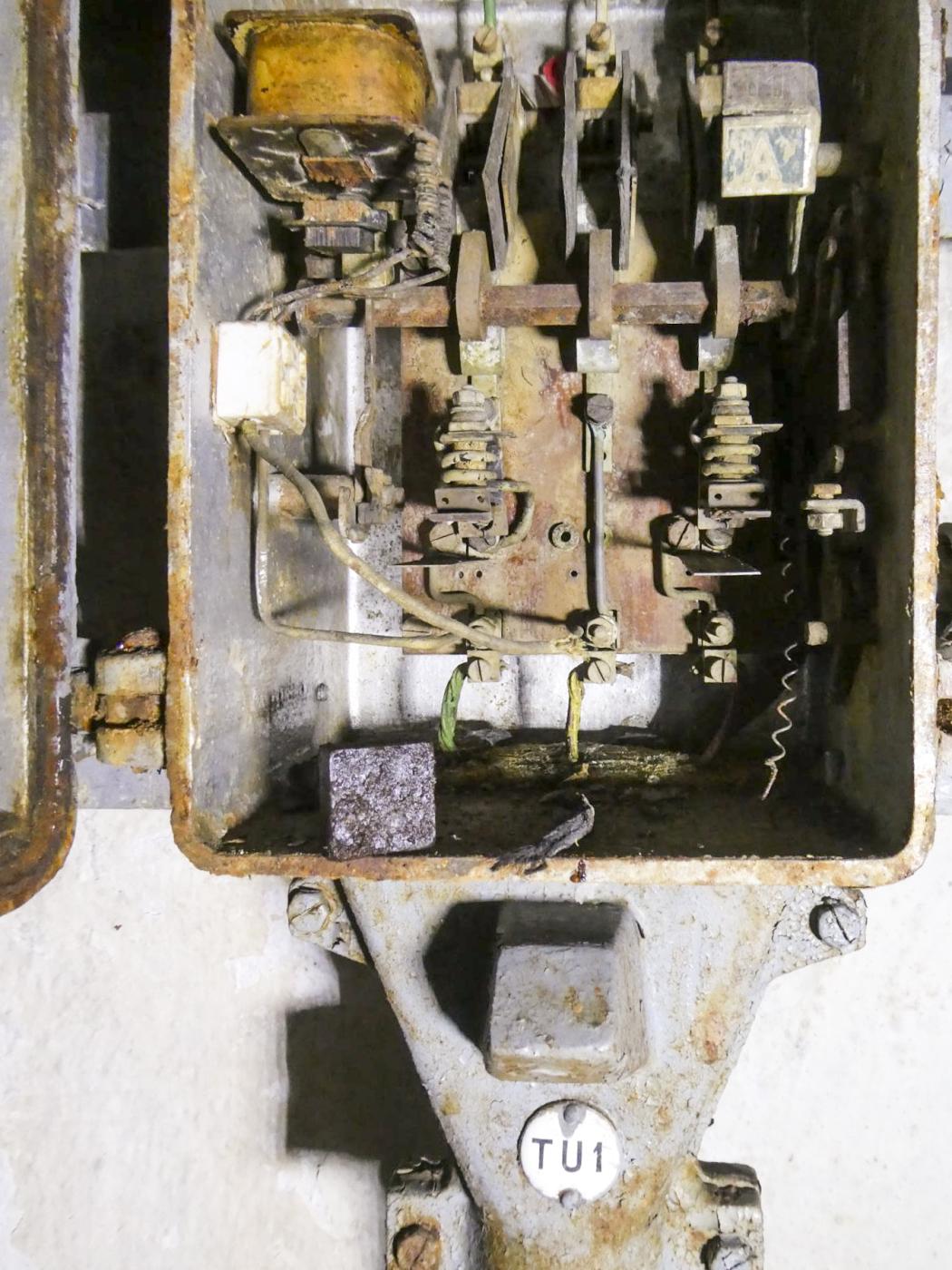 Ligne Maginot - COL DE GARDE (G) - EO10 - (Abri actif) - L'usine électrique
Tableau divisionnaire.
Le sectionneur d'une des quatre lignes principales - ELLENA Daniel - CUNY Philippe