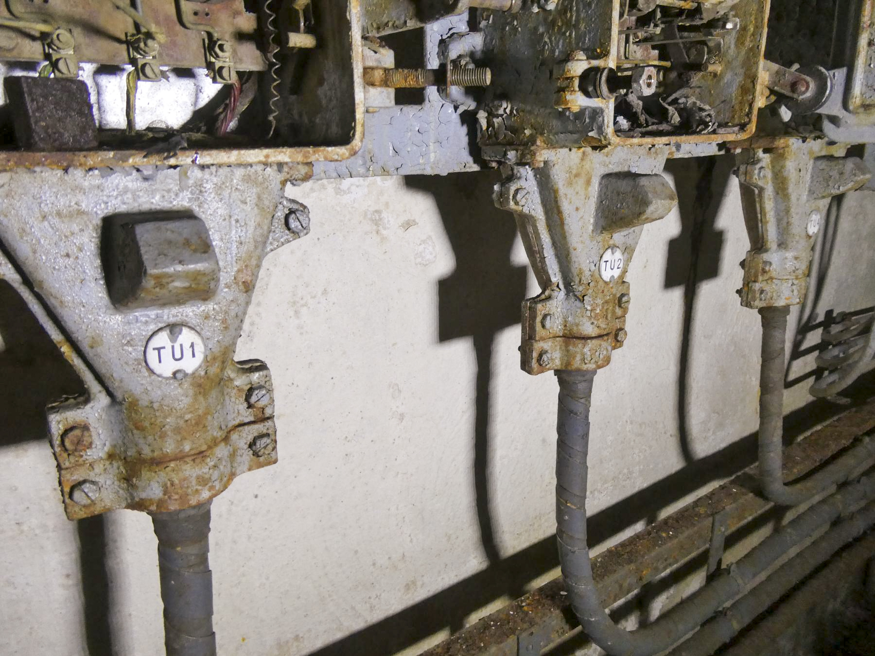 Ligne Maginot - COL DE GARDE (G) - EO10 - (Abri actif) - L'usine électrique
Tableau divisionnaire.
Les autres sectionneurs - ELLENA Daniel - CUNY Philippe