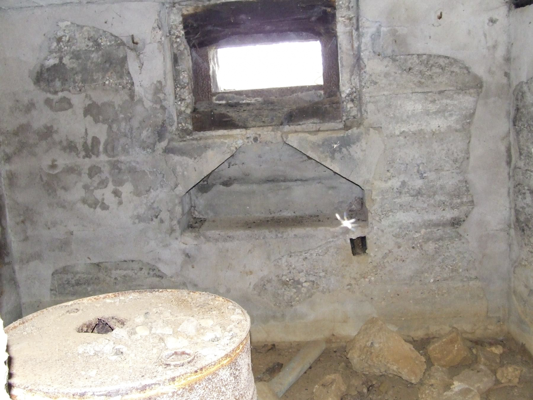 Ligne Maginot - M71B - (Blockhaus pour arme infanterie) - La chambre de tir vers la droite.