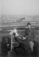 Ligne Maginot - VECKRING SUD - C56 - (Casemate d'infanterie - Simple) - Défense improvisée contre l'aviation.
Un FM 24-29 sur un support de fortune