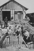 Ligne Maginot - SOULTZ SOUS FORET - (Infrastructure ferroviaire) - Soultz-sous-Forêts, 1939-40. 
À quelques mètres du garage-atelier, une équipe de sapeurs construit une fosse « à piquer » et de réparation des bielles des locotracteurs Schneider. À l’extrême droite, voie de 60 et voies normales 