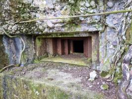 Ligne Maginot - REDELBORN - (Blockhaus pour arme infanterie) - Détail : Créneau pour Mitrailleuse Hotchkiss équipé de sa trémie. Impacts sur le côté droit. 