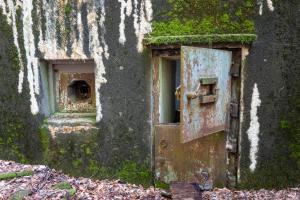 Ligne Maginot - HOCHWALD HAUT AVANT - BLOC 20 - O7 - (Observatoire d'artillerie) - Porte blindée allemande récupérée sur un ouvrage du Westwall et créneau FM de défense rapprochée.