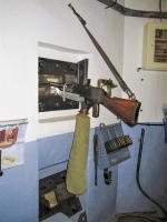 Ligne Maginot - OBERROEDERN SUD - RIEFFEL - (Casemate d'infanterie - Double) - FM 24/29 en place dans le créneau de façade de la chambre de tir Sud
Le FM sur support SB équipée de son sac de récupération des douilles