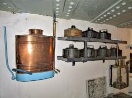 Ligne Maginot - OBERROEDERN SUD - RIEFFEL - (Casemate d'infanterie - Double) - Chambre de tir Sud
Pulvérisateur Vermorel et étagères des chargeurs de mitrailleuses